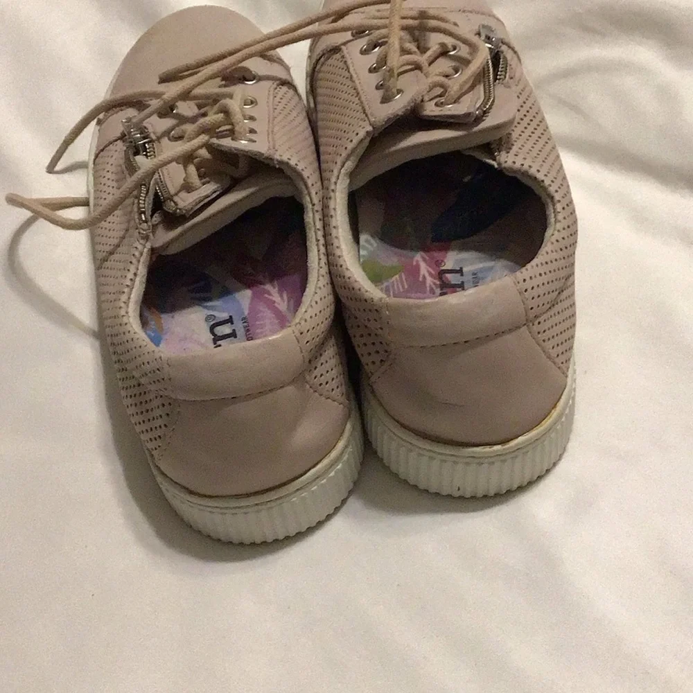🧁$8 Moving🚚Sale Born sneakers pink zip up Sz 8.5M